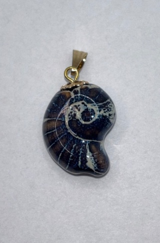 Zawieszka z amonitem (ceramika)