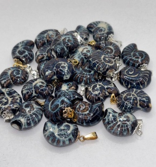 Zawieszka z amonitem (ceramika)