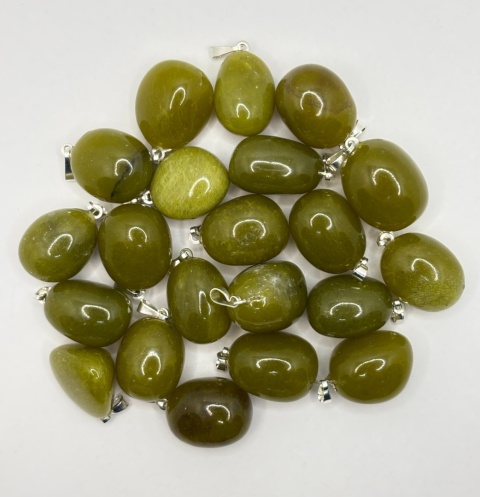 Zawieszka z jadeitem - bębniak - 25 mm