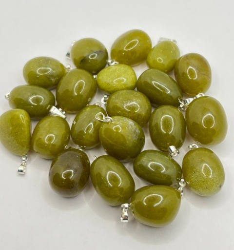 Zawieszka z jadeitem - bębniak - 25 mm