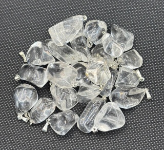 Zawieszka z kryształem górskim - bębniak - 31 mm