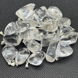 Zawieszka z kryształem górskim - bębniak - 31 mm