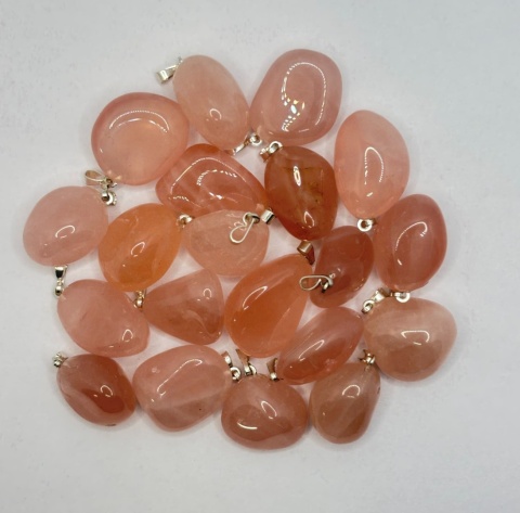 Zawieszka z kwarcem różowym - bębniak - 30 mm