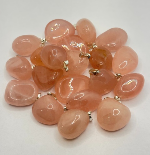 Zawieszka z kwarcem różowym - bębniak - 30 mm