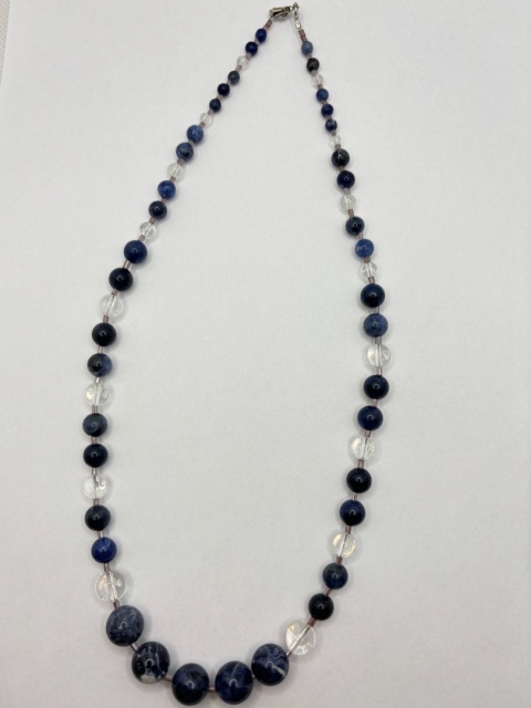 Naszyjnik z sodalitem i kryształem górskim