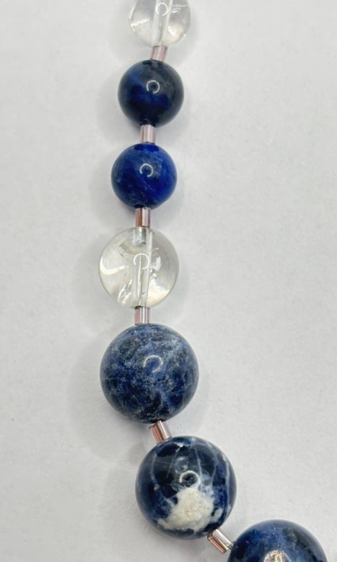 Naszyjnik z sodalitem i kryształem górskim