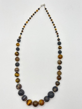 Naszyjnik z tygrysiego oka i lawą wulkaniczną