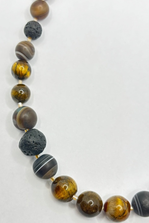 Naszyjnik z tygrysiego oka i lawą wulkaniczną