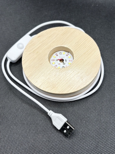 Drewniana podstawka z oświetleniem ledowym