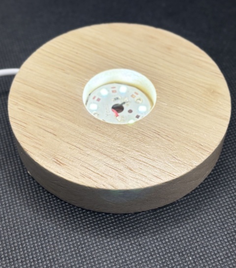 Drewniana podstawka z oświetleniem ledowym