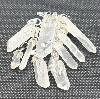 Zawieszka z kryształem górskim