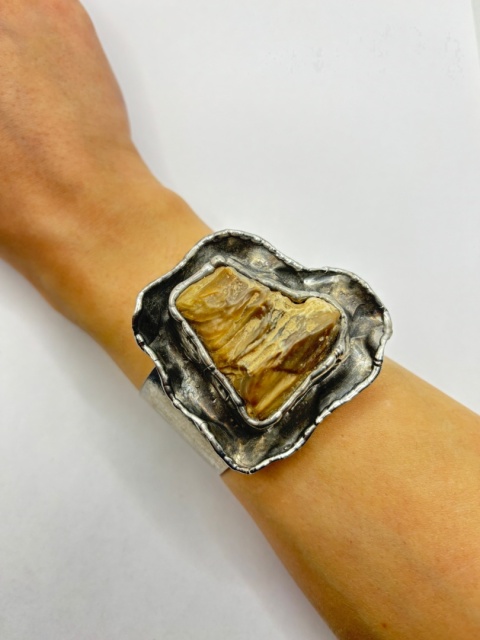 Bransoletka ze skamieniałym drzewem