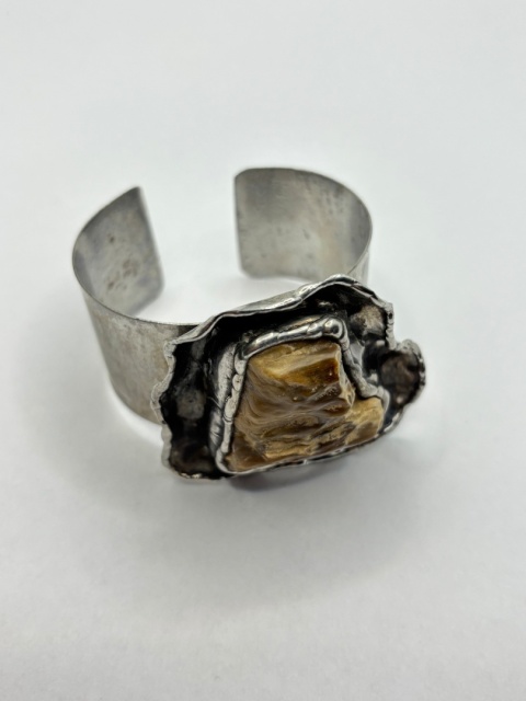 Bransoletka ze skamieniałym drzewem