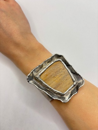 Bransoletka ze skamieniałym drzewem