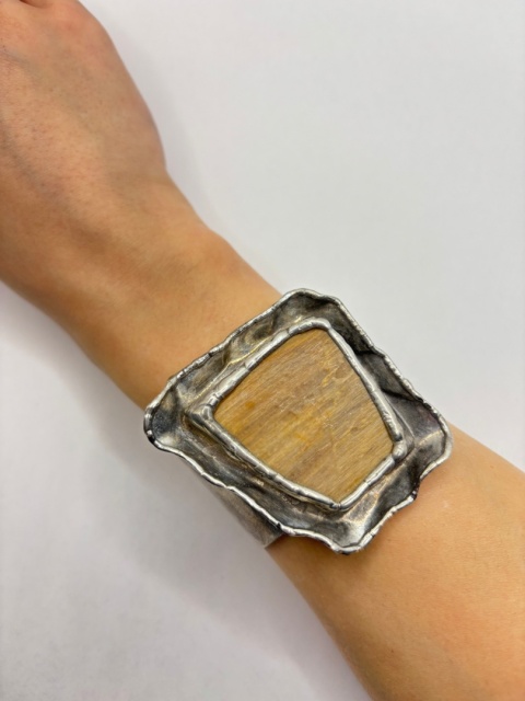 Bransoletka ze skamieniałym drzewem