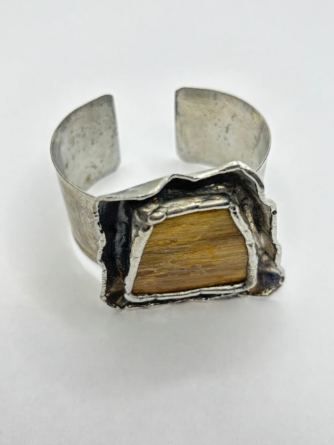 Bransoletka ze skamieniałym drzewem