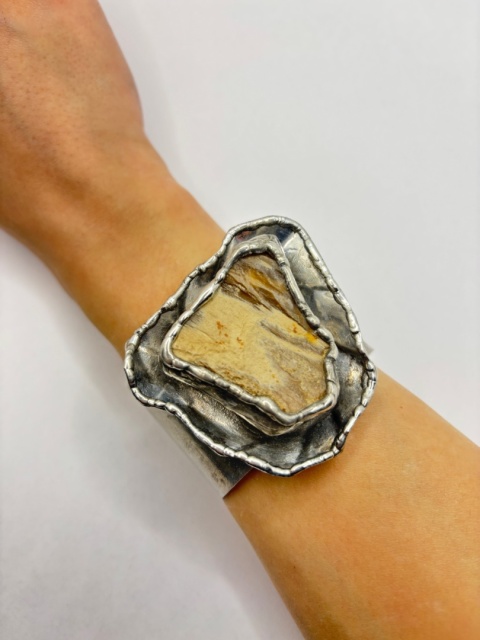 Bransoletka ze skamieniałym drzewem