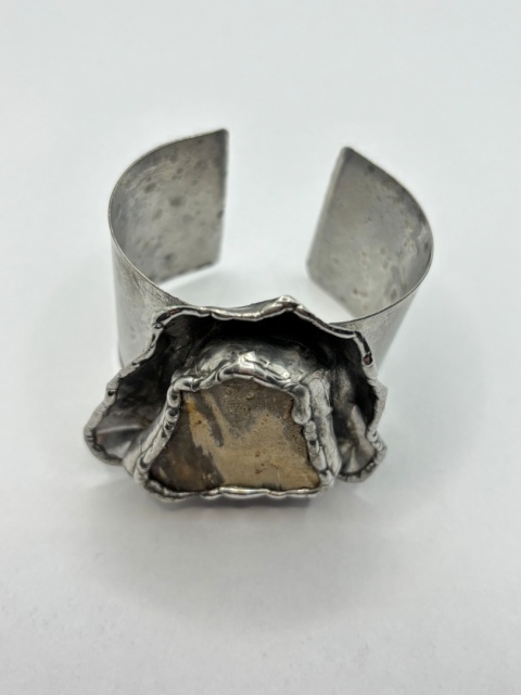 Bransoletka ze skamieniałym drzewem