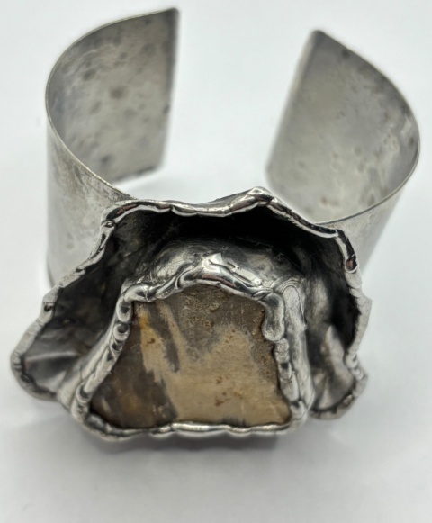 Bransoletka ze skamieniałym drzewem