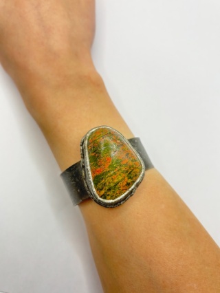 Bransoletka z unakitem