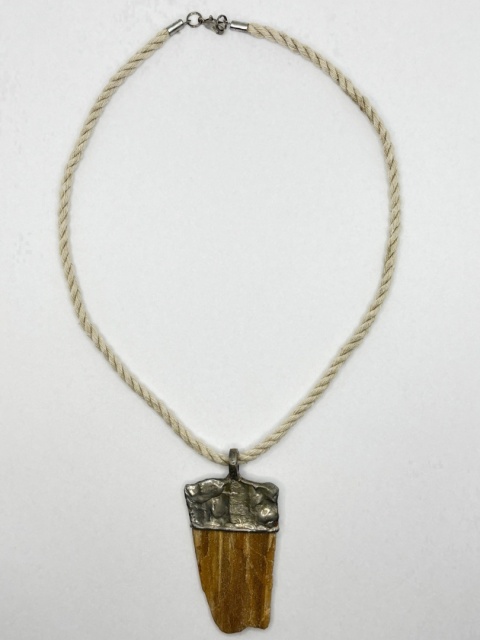 Naszyjnik ze skamieniałego drzewa