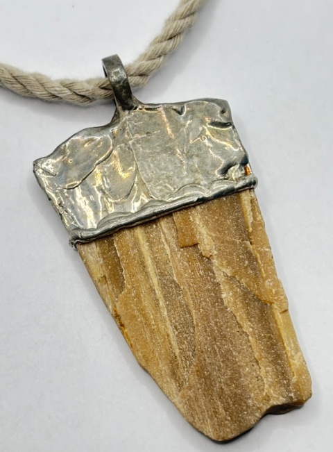 Naszyjnik ze skamieniałego drzewa