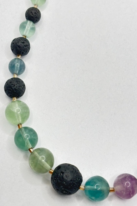 Naszyjnik z fluorytem i lawą wulkaniczną