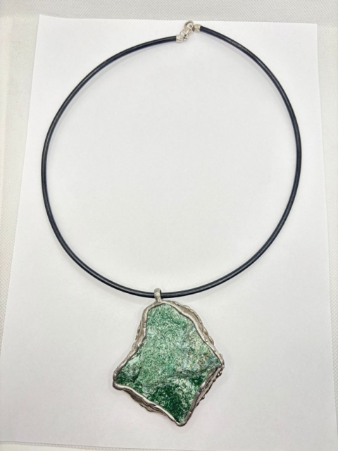 Naszyjnik z fuchsytem