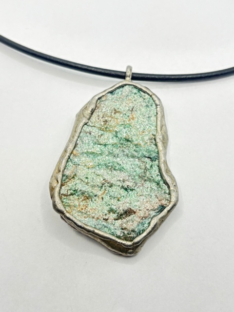 Naszyjnik z fuchsytem