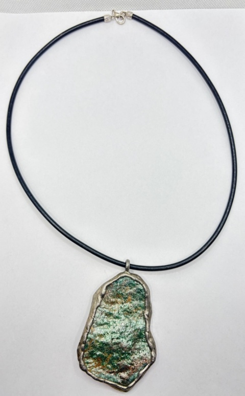 Naszyjnik z fuchsytem