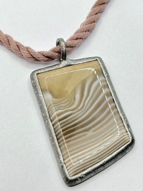 Naszyjnik z krzemienia pasiastego