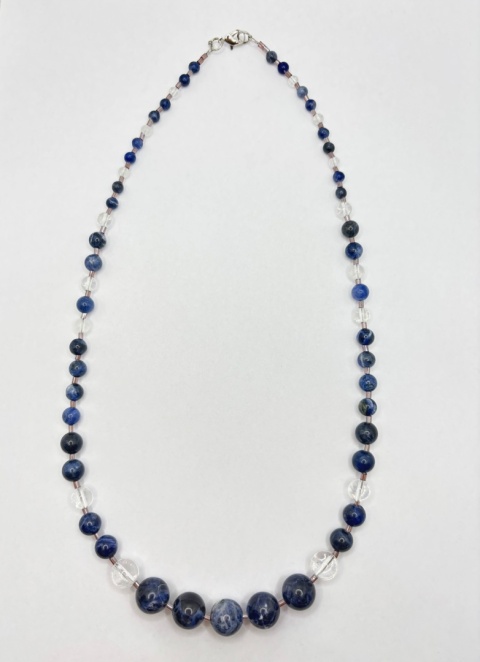 Naszyjnik z sodalitem i kryształem górskim