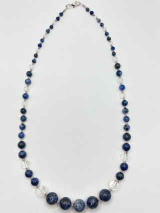 Naszyjnik z sodalitem i kryształem górskim