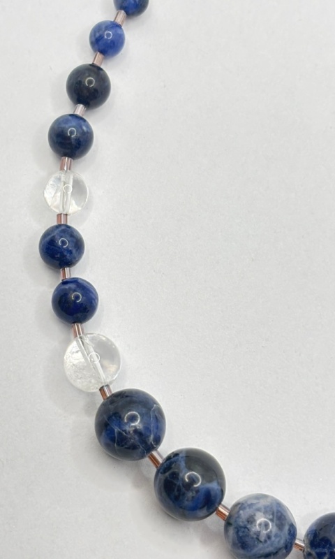 Naszyjnik z sodalitem i kryształem górskim