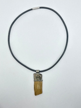 Naszyjnik ze skamieniałego drzewa