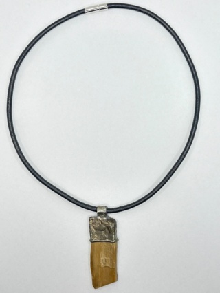 Naszyjnik ze skamieniałego drzewa