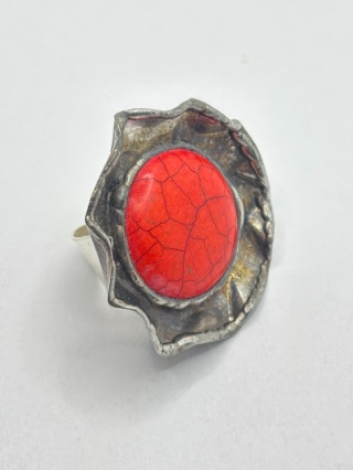 Pierścionek z howlitem