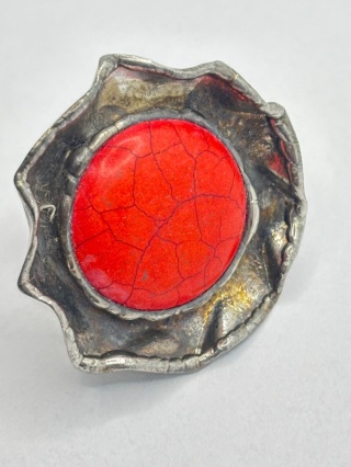 Pierścionek z howlitem