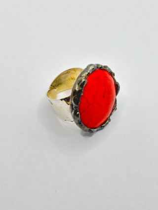 Pierścionek z howlitem