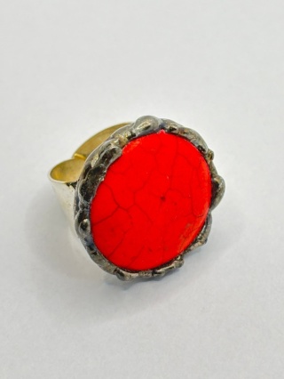 Pierścionek z howlitem