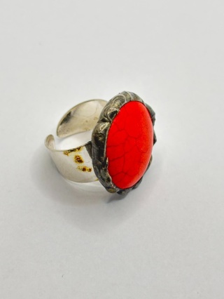 Pierścionek z howlitem