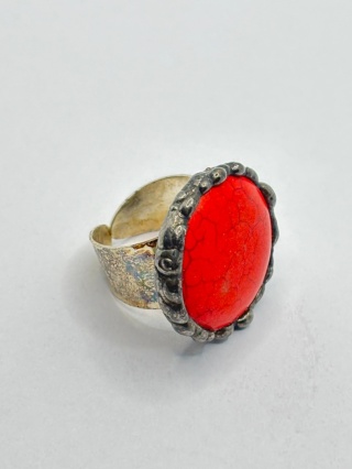 Pierścionek z howlitem