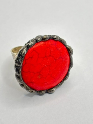 Pierścionek z howlitem