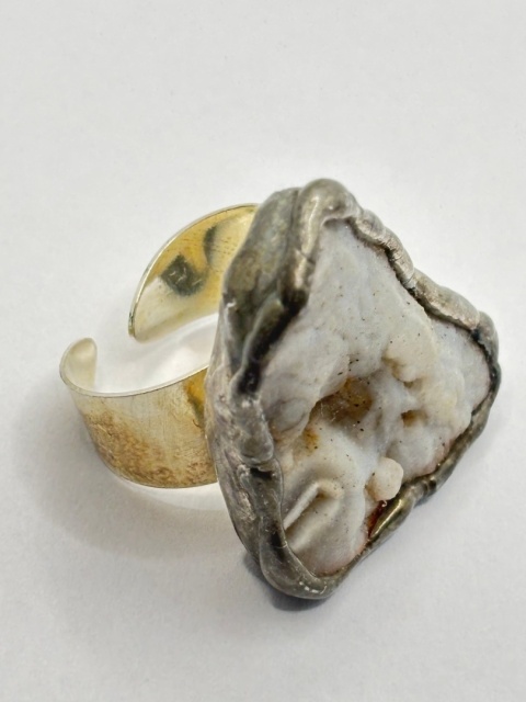 Pierścionek z chalcedonem