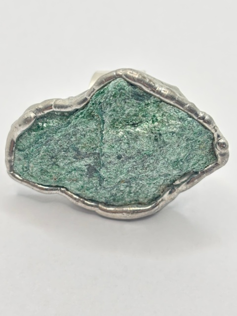 Pierścionek z fuchsytem