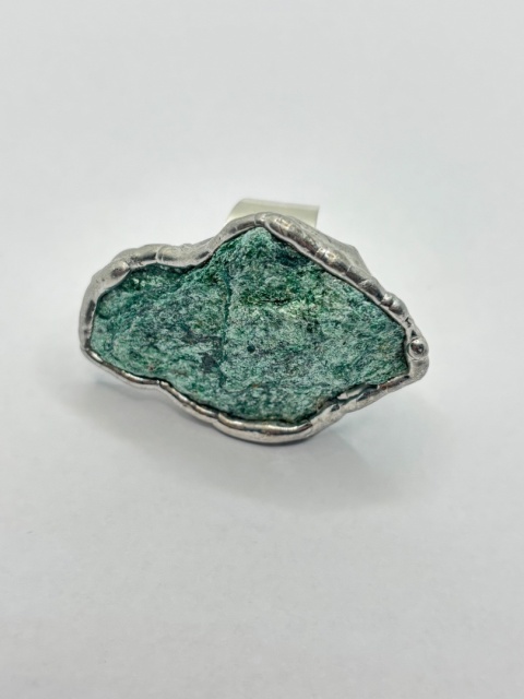 Pierścionek z fuchsytem