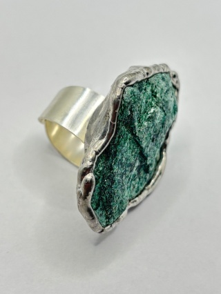 Pierścionek z fuchsytem