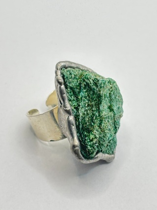 Pierścionek z fuchsytem