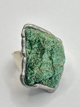 Pierścionek z fuchsytem