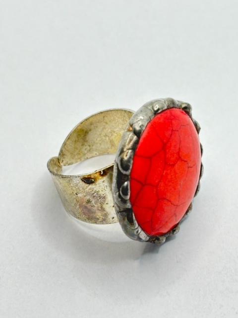 Pierścionek z howlitem